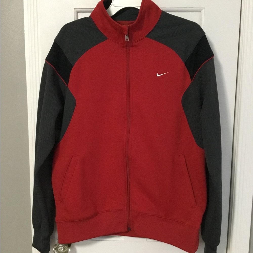 Men’s Nike zip up jacket. Size large.